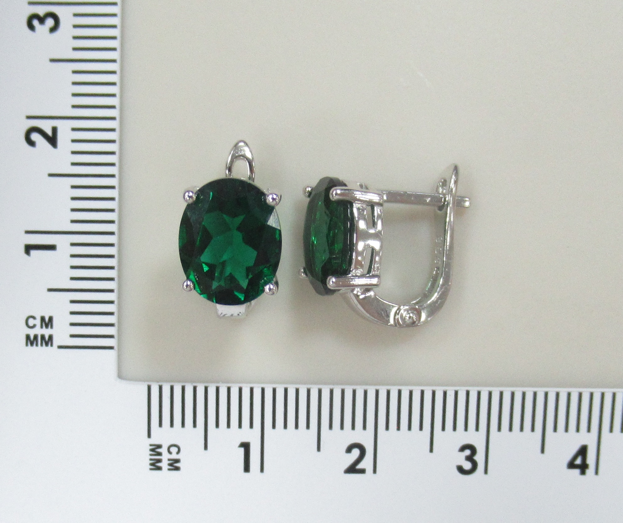 Серебряные серьги с выращенными изумрудами